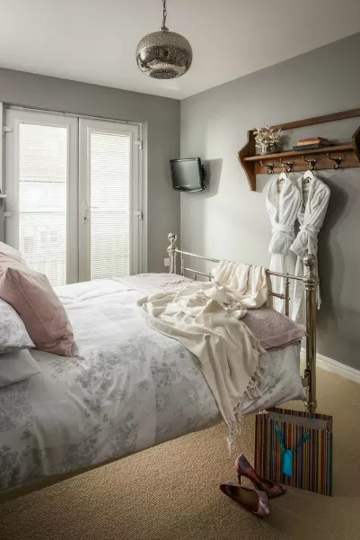 rye bay house guest room